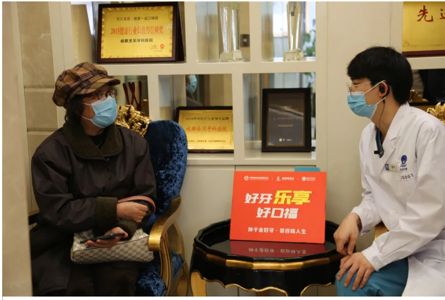 68岁阿姨遍寻缺牙治疗法，圣贝种牙10颗尽享口福