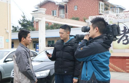简阳县税务局、龙飞乡镇和德胜集团联合开展了帮助村慰问和就业扶贫活动