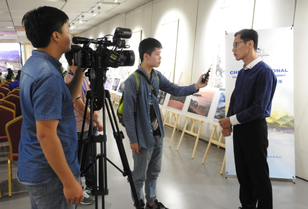 成都首届硬笔刻字展启动会在简阳市胡图斋书画学校举行
